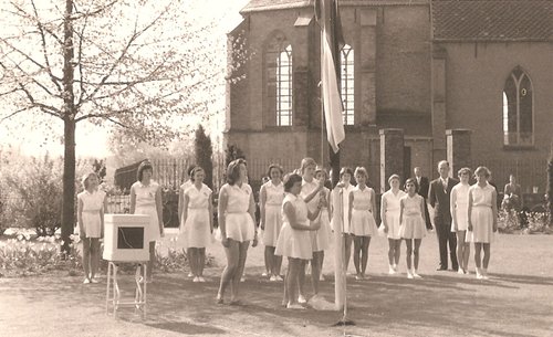 Hijsen van de vlag bij kerk te Ellecom ± 1955
