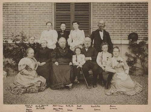 Rebecca Hoekstra-v. Geuns 1892 973_GA , rechts Hr. Hoekstra (niet Loman). Linksvoor zus Regina v Geuns en verzorgsters achter haar.