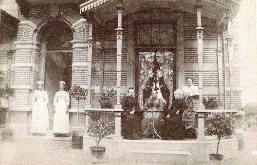 Regina v. Geuns met persoonlijke verzorgsters op het bordes van villa Geuberka- 1892- 965-GA