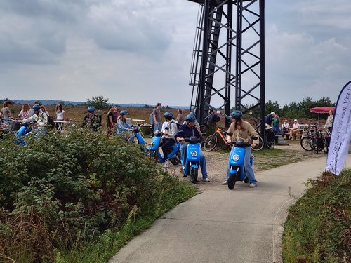 bezoekers brandtoren scooters