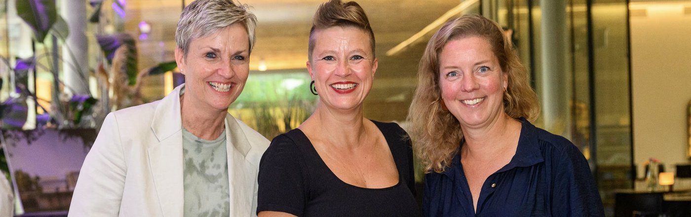 3 stralende dames