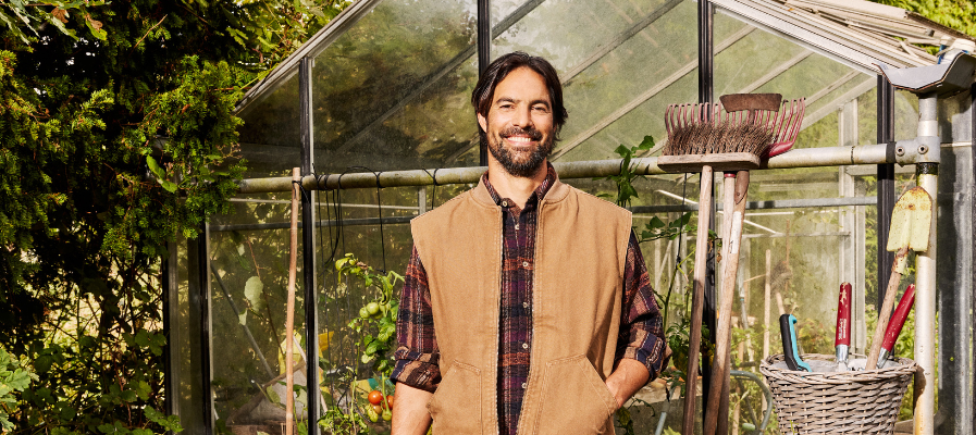 Man die graag tuiniert, staat voor een tuinkas.