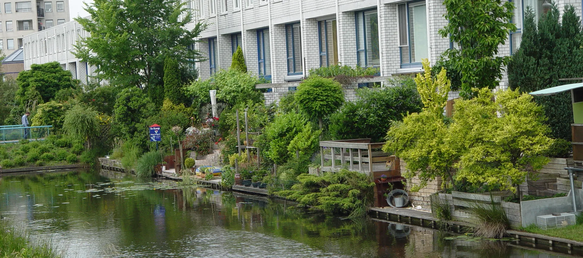 Tuinen langs het water in Amersfoort. Stedelijk water.