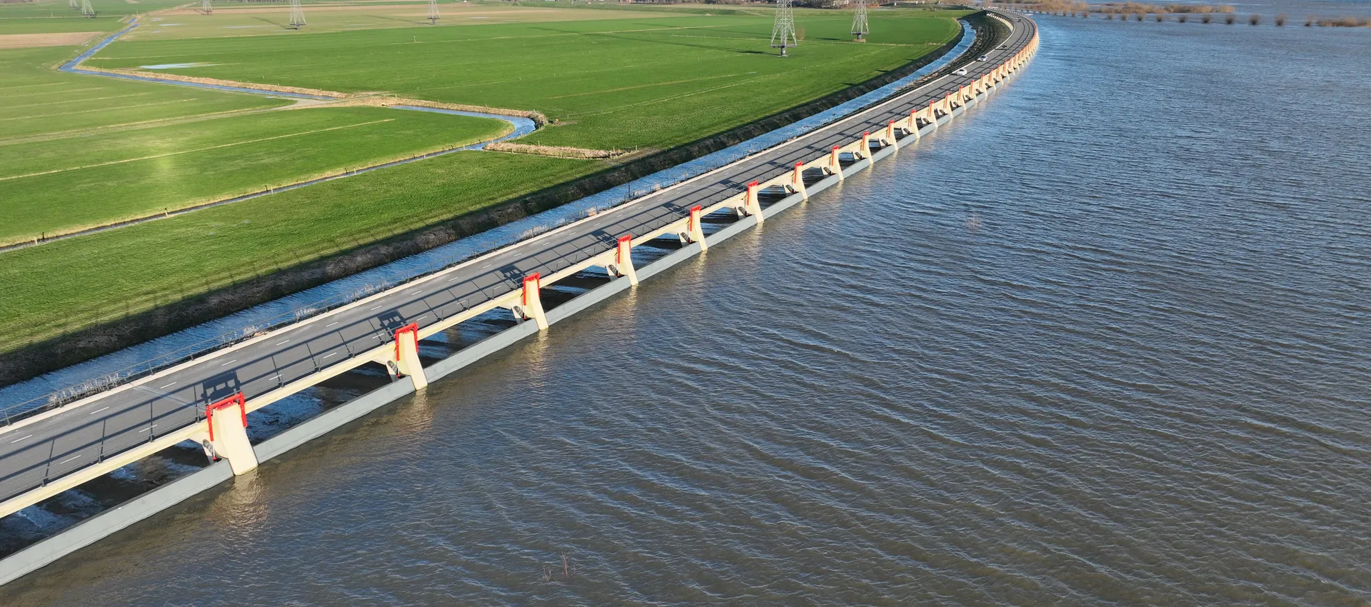 dronebeelden hoog water hoogwatergeul Veessen-Wapenveld