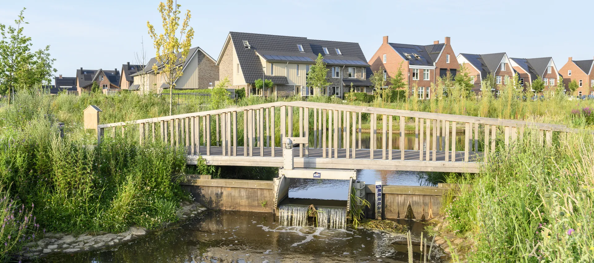 Natuurvriendelijke oevers langs de Dammersbeek in de wijk Doornsteeg in Nijkerk. Met stuwtje en voet-en fietsbruggetje.