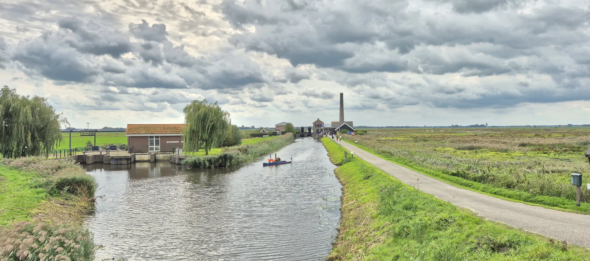 Achtergrond stoomgemaal Hertog Reijnout en voorgrond gemaal Nijkerk in Nijkerk