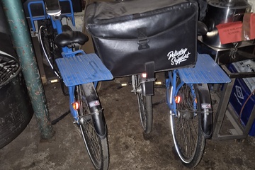 Afbeelding van 3 elektrische bezorgfietsen