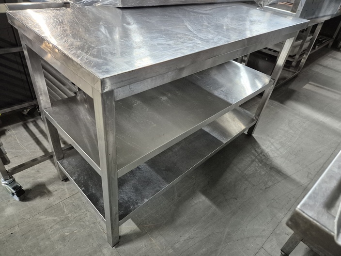 rvs werktafel met 2 onder plateaus