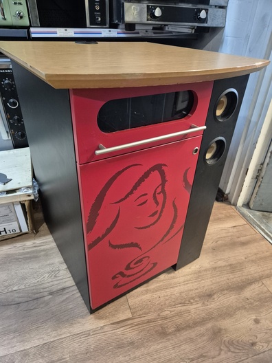 Koffiekast met bekerhouders