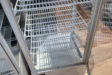 Afbeelding van Witte tafelmodel koel- en gebaksvitrine