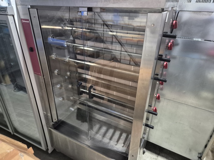 Grote kippengrill rotisserie chicken op wielen