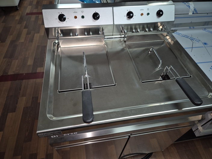 Nieuwe friteuse dubbel op krachtstroom