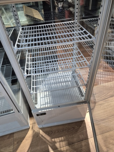 Witte tafelmodel koel- en gebaksvitrine