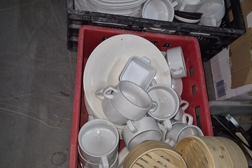 Afbeelding van 2 kratten met servies