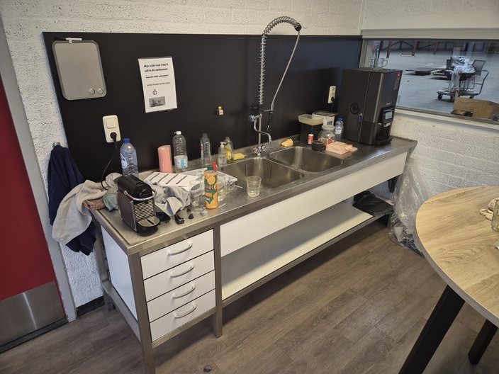 RVS keuken wastafel met spoeldouche en trespa laden