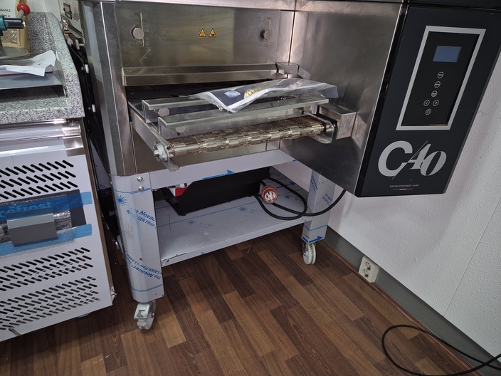 Pizzaoven lopende band Prismafood 400v op onderstel met wielen