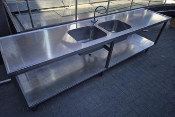 Afbeelding van 300 cm werktafel met dubbele wasbak