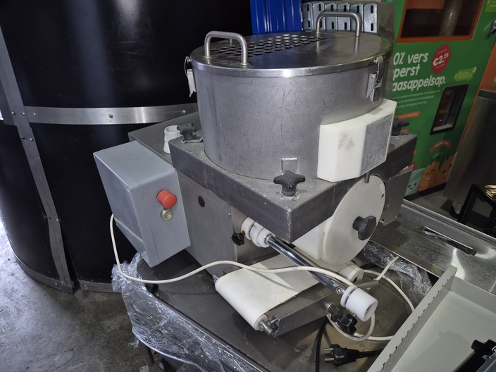 Deighton hamburger machine