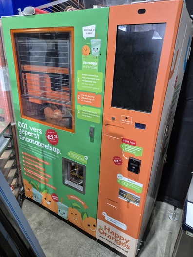 Orange juice vending machine IJOOZ