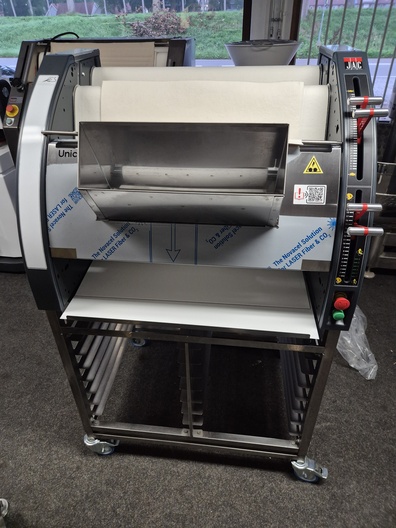 Nieuwe stokbroodmachine JAC op rvs onderstel