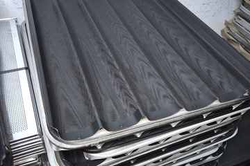 Afbeelding van 10 x nieuwe stokbroodplaten 78x58 cm zwart geperforeerd