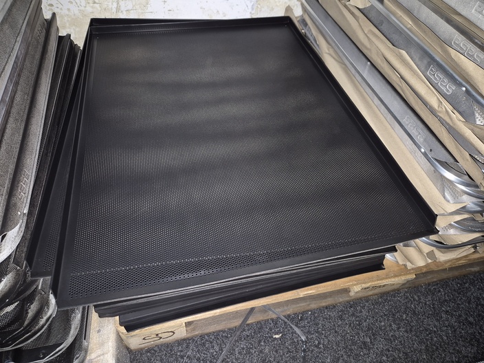 10 x nieuwe bakplaten 78x58 cm zwart geperforeerd