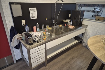 Afbeelding van RVS keuken wastafel met spoeldouche en trespa laden