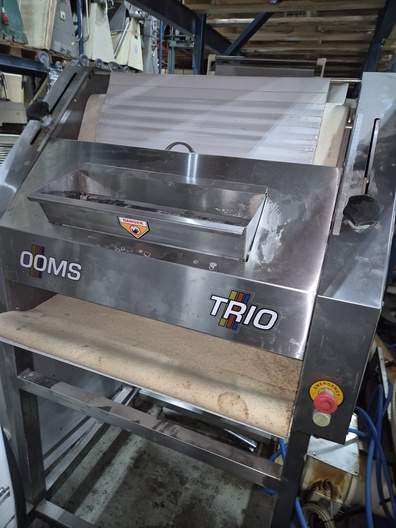 OOMS Trio stokbroodmachine op rvs onderstel