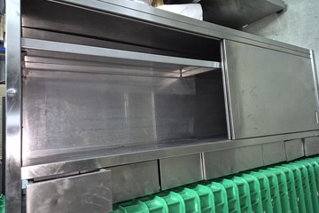 Afbeelding van rvs wandkast met schuifdeuren en laden