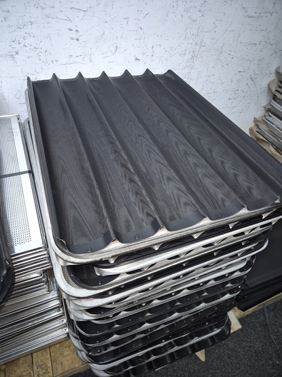 10 x nieuwe stokbroodplaten 78x58 cm zwart geperforeerd